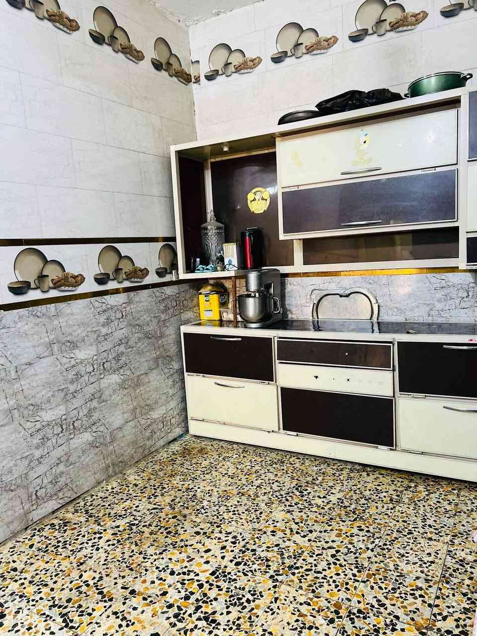 بيت للبيع مساحه100م طابقين موقع دبيسات خلف حسينه الزهراء قرب شارع العام غرفتين نوم وصاله ومطبخ وستقبال وحمام عدد2 سعر المطلوب95 ستفسار***********
