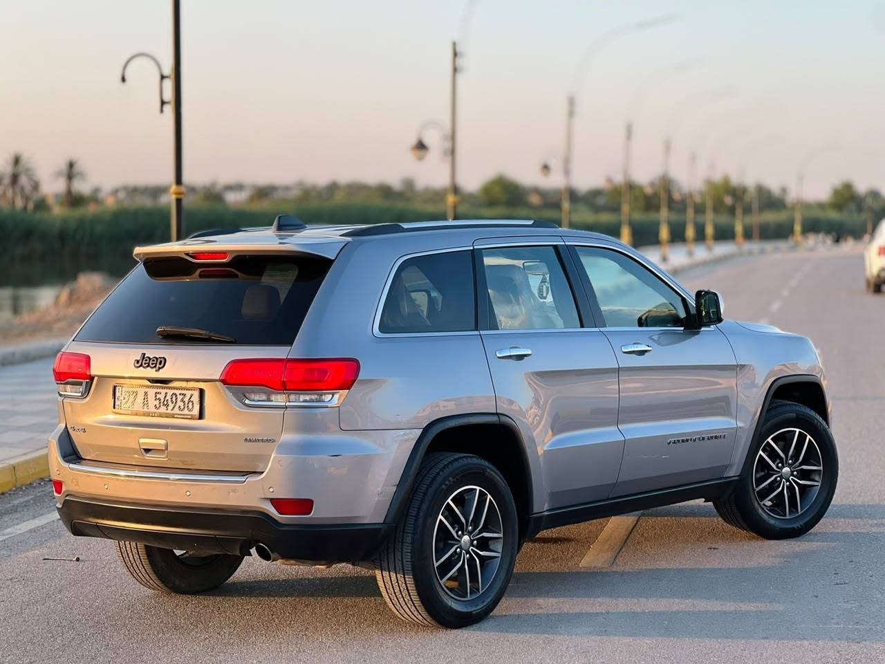 السلام عليكم 
للبيع
Jeep Grand Cherokee Limited 2018
جيب جراند شيروكي ليميتد 2018
ماشيه 120
سياره كفاله كير ومكينه حداديه وتخم تاير وتبريد كله كارتون
رقم ذي قار انگليزي تحويل مباشر
✅ المواصفات :

🎨 اللون: سلفر
🌍 وارد أمريكي

⚙️ محرك 3.6 لتر
🔩 6 سلندر
🔧 جير أوتوماتيك
🛞 دفع AWD
💿 جنوط 18 إنش
💎 المواصفات:
رادار
توقف ذاتي عند التحذير
• شاشة لمس
• بلوتوث
• Android Auto
• كاميرا خلفية
• حساسات أمامية
• حساسات خلفية
• مقاعد جلد
• تحكم كهربائي بالمقاعد
• مثبت سرعة
• بصمة وتشغيل ذكي
• مكيف أوتوماتيك
• نظام تحكم بالمقود
✅ فئة ليمتد
✅ ما عدا الفتحة
الضرر
✅ جاملغ وبنيد بدون دواخل
مكاني ناصريه/قلعة سكر
سعر 215 بيه مجال

‭***********‬
