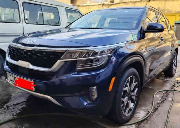 السلام عليكم 
    (للبيع اعتذر عن المراوس)
   (كيا سيليتوس موديل 23)  بأسمي .
وارد حادثها  باب السكن فقط وباقي السيارة بلادية وبرغي مامفتوح بيها   .
ايرباك دشبول وستيرن والباقي سليم
  فقط ايرباك بردة باب السكن متضرر 
موصفاته فول واحد ع واحد .
بصمة عدد 2 بلاديات
محرك 2000 دوش ماشيا شي قليل (25)الف           
بصمة تشغيل وتشغيل عن بعد.
فتحة سقف .
شاشة كبيرة تدعم كار بلي. 
ثلاث وضعيات قيادة .
فول تحكم استيرن. 
تبريد قطعتين بيانو .
رادارات امامي وخلفي وجانبي. 
كشنات جلد اسود
كشنات امامية تدفئة تبريد .
كشنات خلفية تدفئة .
لايتات وبلاجكتور لدات وليس عدسات المواصفات الفول
وبيه بعد هواي مواصفات. 
السعر ب( 182 )  ورقة . 
مكان السيارة بغداد الدورة 
للإستفسار الاتصال ع الرقم  *********** بغداد
