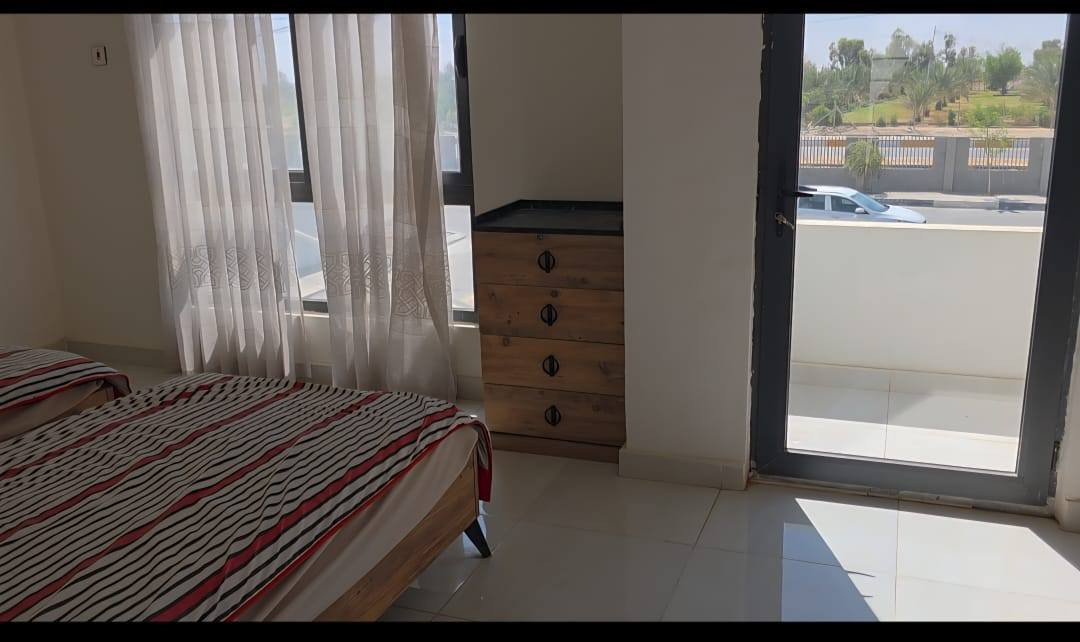 مساحه200 متر
عدد غرف النوم3✅
ركن طابقين 
طابو صرف 
يباع مع الأثاث وطاقة شمسية للاستفار
***********
