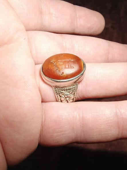 خاتم من العقيق اليماني مخطوط خط كوفي 
سعره 60 الف والتوصيل مجاني 
للتواصل واتس اب او خاص 
***********
