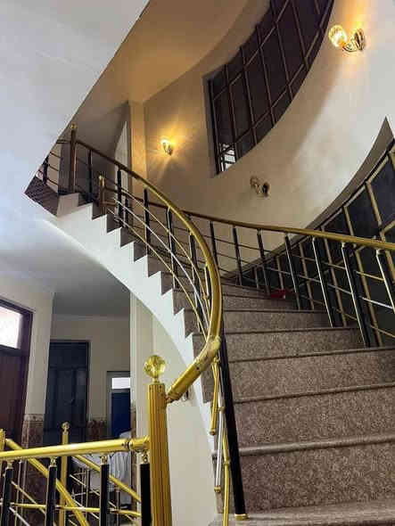 السلام عليكم بيت مساحته 170 مسلح ثلاث طوابق واجهه 8،5 ونزال 20م كراج مع خدمات خارجيه واجهه مرمر يحتوي 6غرف نوم السقوف كلها مغربي البيت درجه اولى مقابل الاسواق المركزيه حي التجار الاستفسار الاتصال على 

***********
