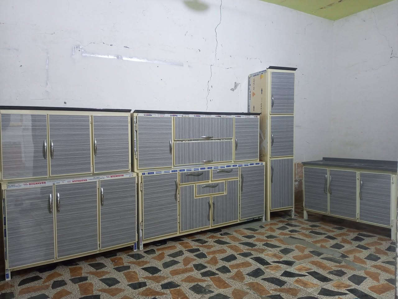 يا رزاق للبيع السعر 850 استخدام قليل تسكام الثقيل ويه السنك يصير خمس أمتار أو نص ست  قطع بس السنك مرمر الشراي يراسني خاص ادزله الفيديو والعنوان ***********
