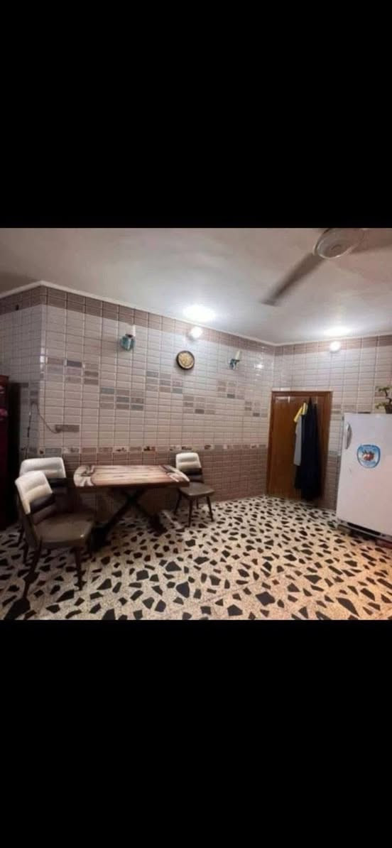 بيت طابو صرف المساحه 475 متر موقع ممتاز المكان طوريج حي المثنى البيت جديد درجه اولى طابقين يتكون الطابق الأول غرفتين وصاله هول استقبال مجمع صحيات مطبخ حار بارد حديقه كبيره كراج الطابق الثاني غرفتين وصاله مجمع صحيات باقي التفاصيل اتصال ع الرقم *********** او مراجعه مكتب عقارات ابو كرار عنوان المكتب الجمعيه شارع الوسط
