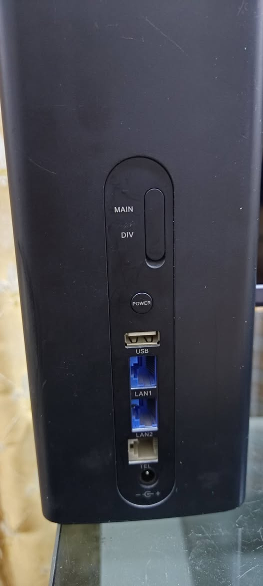 مواصفات راوتر هواوي B618 s
راوتر هواوي
جهاز 4G LTE من الفئة العاشرة/الحادية عشرة (Cat11) يدعم سرعات تحميل تصل إلى 600 ميجابت/ثانية، ويتميز بتغطية WiFi قوية ثنائية النطاق (2.4 و 5 جيجاهرتز) لـ 64 مستخدمًا. يحتوي على منافذ جيجابت إيثرنت، منفذ RJ11 للهاتف، ويدعم تركيب هوائيات خارجية لتعزيز الإشارة.

أهم مواصفات راوتر Huawei B618s-22d/65d:

الشبكة: 4G LTE Cat11 (سرعة تحميل 600 ميجابت/ث، رفع 50 ميجابت/ث).

الواي فاي: يدعم معيار 
 (نطاق مزدوج، سرعة تصل إلى 1300 ميجابت/ث).

عدد المستخدمين: حتى 64 مستخدمًا/جهازًا في نفس الوقت.

المنافذ:

منفذ Gigabit LAN/WAN (10/100/1000 ميجابت/ث).

منفذ Gigabit LAN.

منفذ RJ11 لخدمات الصوت (VoIP/CS).

منفذ USB 2.0.

منفذين لهوائي خارجي (TS-9).

الترددات المدعومة (B618s-65d): LTE FDD 2600/2100/1800/900/850/700(B28) MHz & TDD 2300 MHz.

المميزات الإضافية: إدارة عن بعد، حماية جدار ناري (Firewall)، وتوافق مع تطبيق Huawei SmartHome.
يعد هذا الراوتر خيارًا ممتازًا للمنازل والمكاتب التي تحتاج إلى سرعات عالية وربط عدد كبير من الأجهزة، وهو غير مقفل ويعمل مع مختلف شركات الاتصالات.
السعر 60 الف 
واتس ***********
