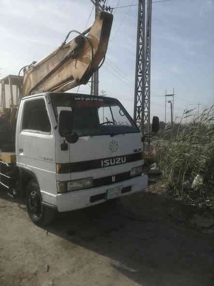 حفارة ازوزه رقم بغداد انشائيه
موديل 1991محرك 105بيها تبخير
سنويه منتهيه2019
السعر 80
***********
مكاني بصرة قضاء المدينه
بيها حصة كاز يوميه 40لتر المدينة
