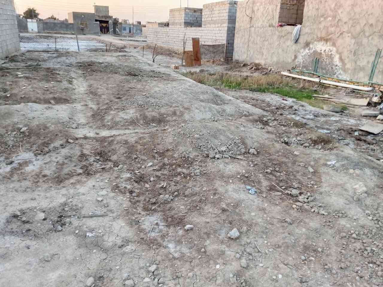 قطعه مساحه250متر مأسسه 125وباقي 125 رباط  كونكريتي عالي اعلئ من البيوت الي دوايره ومدفونه  مثل ماموضح بيها قرفه+صاله+مطبخ+مضيف ومنور وحمام داخلي تصميم حلوو شارعها 6امتار منطقه أبو صريفه خلف جمله العزوز ***********
