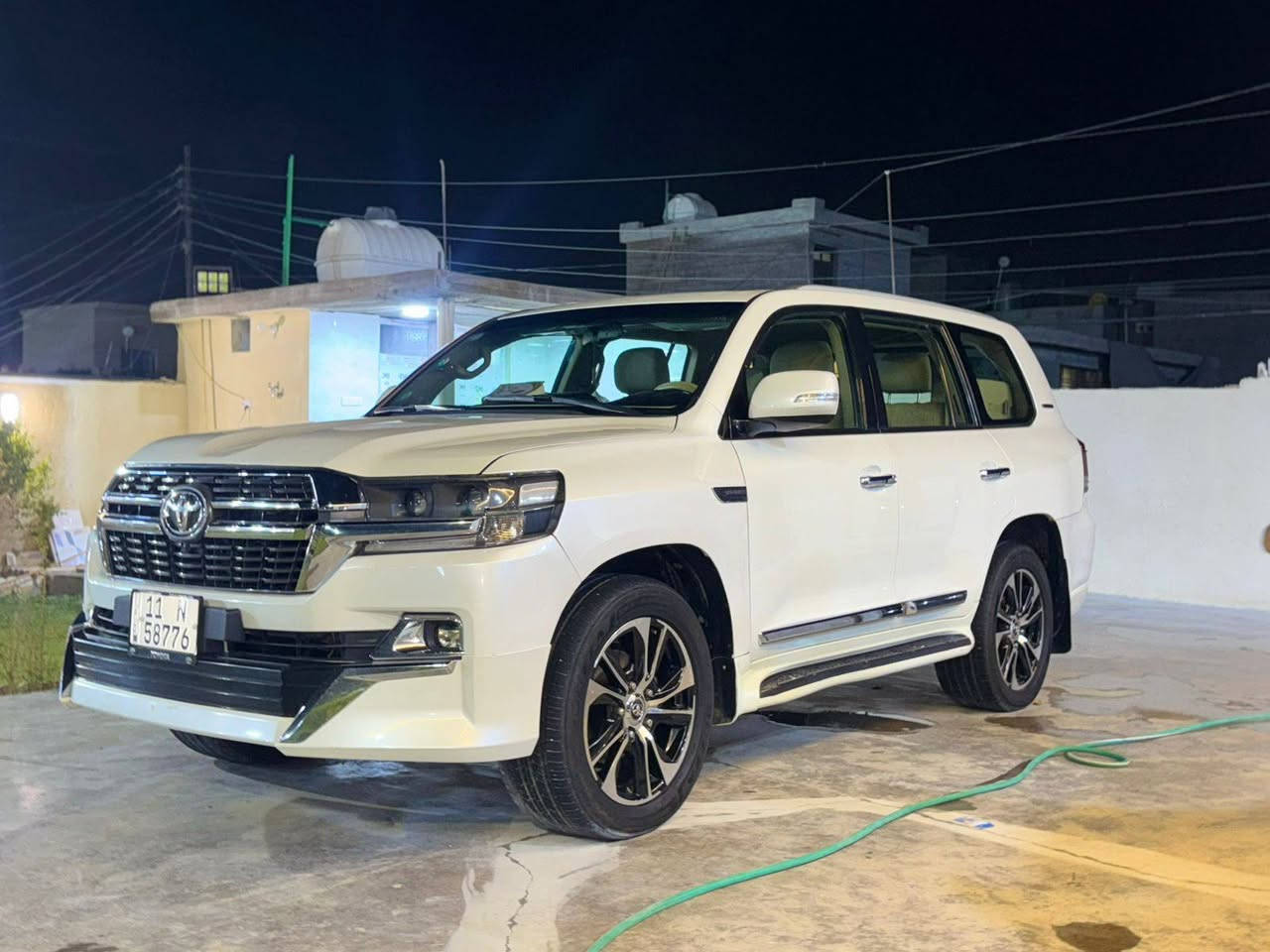 السلام عليكم سيارة لاندكروز للبيع موديل 2009 فكسارة محركها 8 سلندر محدثة داخل وخارج 2021  سيارة مكفولة بدون صبغ  بس قطع التحديث  رقم بغداد باسمي الرقم الجديد مواصفات سلايد بصمة تشغيل عن بعد شاشات عدد3 وبعد بيها مواصفات وسيارة ماشية 180 الف كيلو  مكان السيارة بغداد الاتصال على الهاتف *********** علي ابو حسين السعر 290$ورقة وبيها مجال
