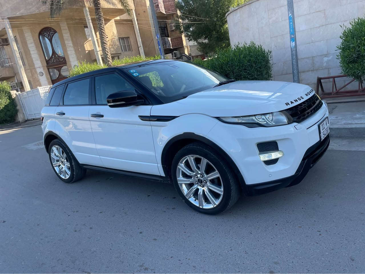 السلام عليكم للبيع فقط 
رانج روفر ايفوك ٢٠١٢ خليجي محرك ٢٠٠٠ تيربو فول مواصفات ماعدا الفتحة سيارة كلش جديدة تو كلر سقف اسود سيارة جاهزه مابيها اي نقص بيها صبغ باب السايق وباب الصدر اثر شخوط بدون اي ظربه فقط والسيارة فول الفول هوايه بيها مواصفات مينذكرن مقاعد كهرباء وتدفئة حساسات من كل مكان  بصمة هاند بريك بصمة عتلت الكير متحركة اضواء لمس صدر امامي خلفي جديد تخم تاير جديد صيانة كامله للسيارة ماشيه ١٠٠ الف مكاني بغداد الاعظمية السعر ١٢٨ ورقة 
اتصال *********** بغداد, العراق
