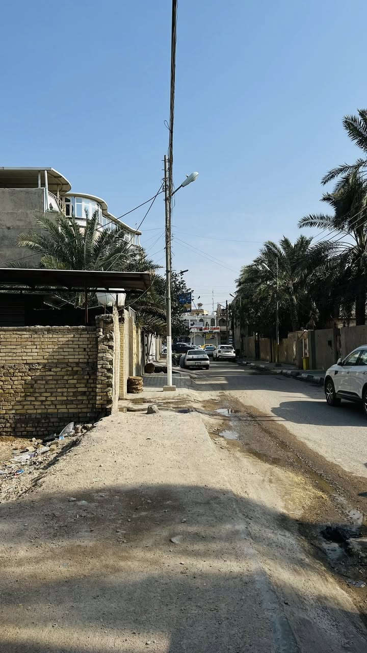 قطعة ارض للبيع في مركز البصرة منطقة حي المعلمين قرب تقاطع مستشفى الجمهوري مقابيل مركز شرطة البصرة يبعد عن شارع بصره عشار 100 متر المساحة الكلية للقطعة 533 متر والواجهة 17 متر موقع جدا مميز والمساحة حلوه سعر المتر 12 ورقة |للأستفسار *********** |#زين_المنصوري
