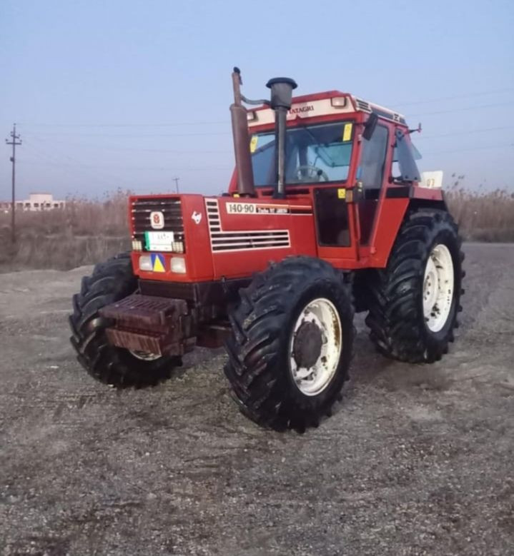 المكينه فيات حجم ١٤٠ رقم واسط تحويل فول مواصفات تكمه عريضه نص اتوماتيك بك بالصفحه شاصي ابوحنيه اكسن بارز ويل برماق دبل تانكي تبريد دوشمه تخم تايرمكينه جديده جاهزه سعرها مناسب الاستفسار اتصل على هذا الرقم ***********
