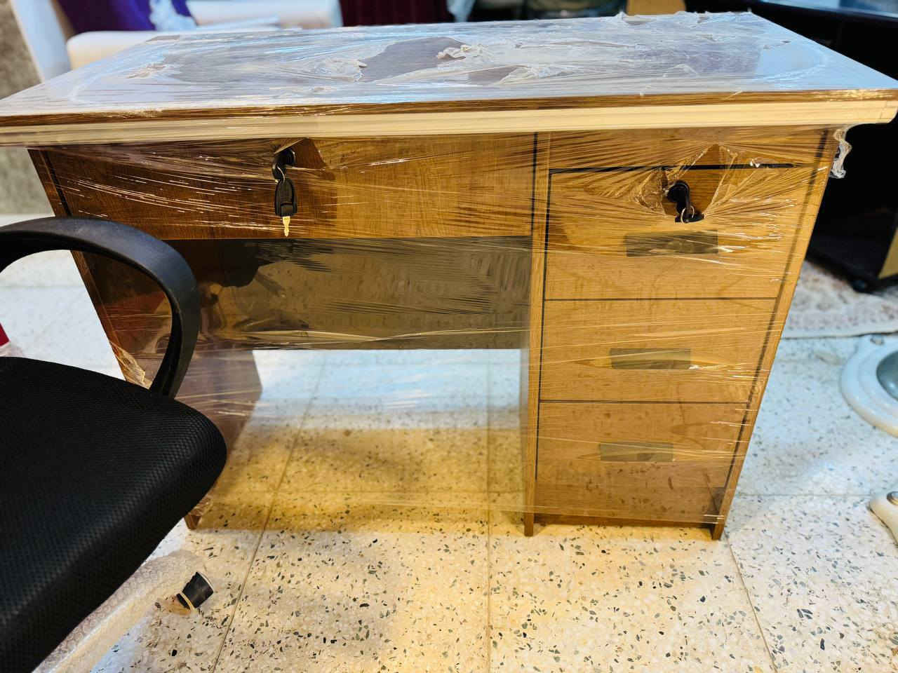 السلام عليكم ميز مكتب جديد وكرسي دوار مامستخدام الخشب الثقيل***********
