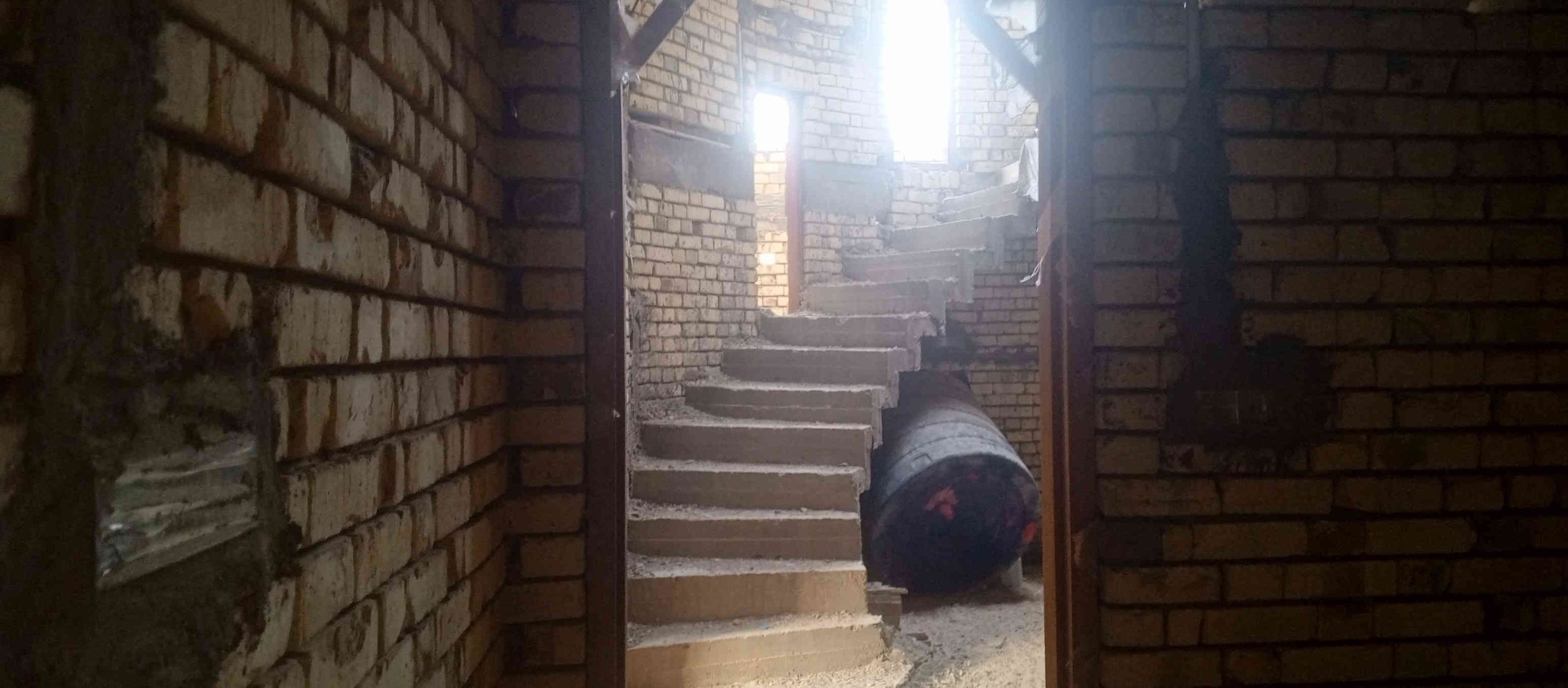 سلام عليكم بناء هيكل درجة اولى سعر 190 ألف لمتر لواحدنقدٱ بناء 
بناء هيكل درجه اولى ( أو تسليم مفتاح حسب الإتفاق)
طابوق طيب تفاصيل العمل 

ث نقوم بعمل الأساس تسليح الجسور بالحديد  درجه اولى ١٦ ملم وثم نقوم بعمل القالب الخشب وصب الأساس بالاسمنت المقاوم للاملاح

ارتفاع الأساس ٤٠ سم والعرض 60سم كذلك رش الأساس بالماء Ro‏ ج- نقوم ببناء البتلو بطابوك العماره طيب مع الوزن والقياسات وصب الكوبلن ولبخ وصبغ بماده البرايمر مانع رطوبة والاملاح وبعدها دفن

دفن لبتلو بلسبيس  مع رش الماء المستمر ح البناء فوق البتلو مع تثبيت اطارات الخشب وفريم الحديد خ نقوم بعمل الرباط القالب وتسليح الإيراني ۱۲ ملم وصب بالاسمنت العادي

د البناء فوق رباط حتى يكون ارتفاع البيت من الداخل ٣,٥٠م

نقوم بعمل القالب سقف مع تأسيس شبكه الكهربائية وتسليح بالحديد  درجه اولی ۱۲ ملم + جسور مخفيه عندا الحاجه + درج دائري

صب بالخباطه وبعدها رش بالماء لمده اربعه ايام

ر بناء ستاره بارتفاع 1/60وصب كوبلن فوق ستاره وبناء بيتونه مع تسليح وصب السقف

ز بناء الجدران الخارجية والحمام الخارجي والخزينة رئيسية وصب دنك لباب الرئيس   افضل المميزات لدينا اتصل فقط  *********** متوفر واتساب 
،
