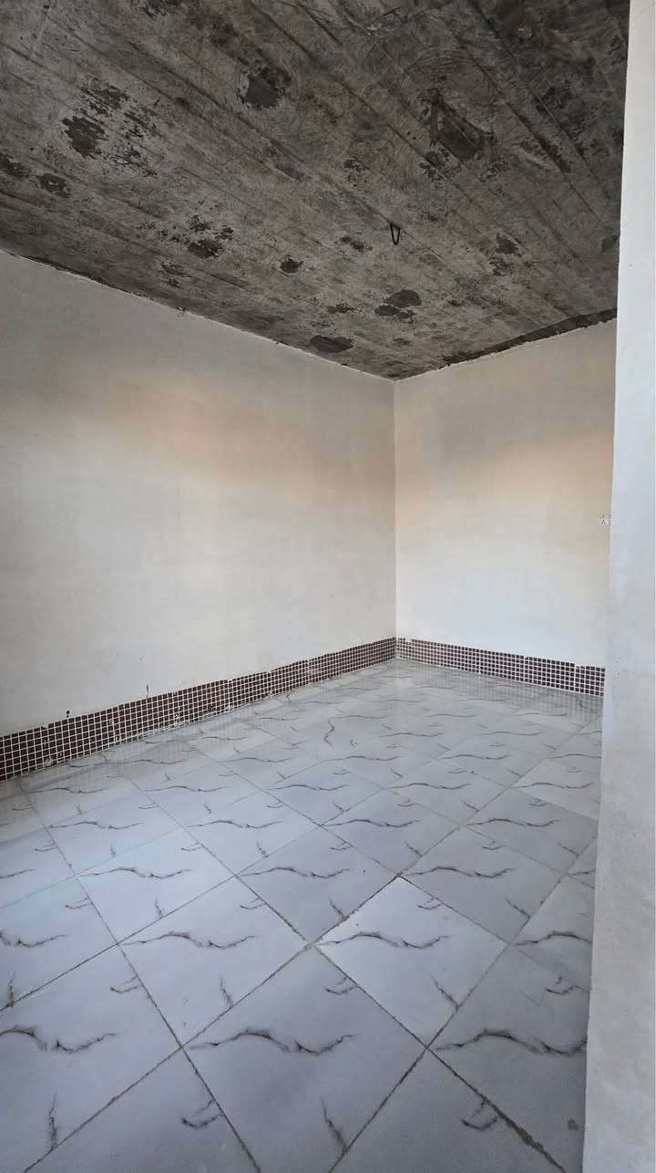 سلام عليكم بيت للبيع مساحة 100 متر طولاني موقع كوباني قرب جامع مالك الملك قريب عالشارع ثاني فرع كامل نقص سقوف ثانوية فقط سعر 42 
*********** كركوك, العراق
