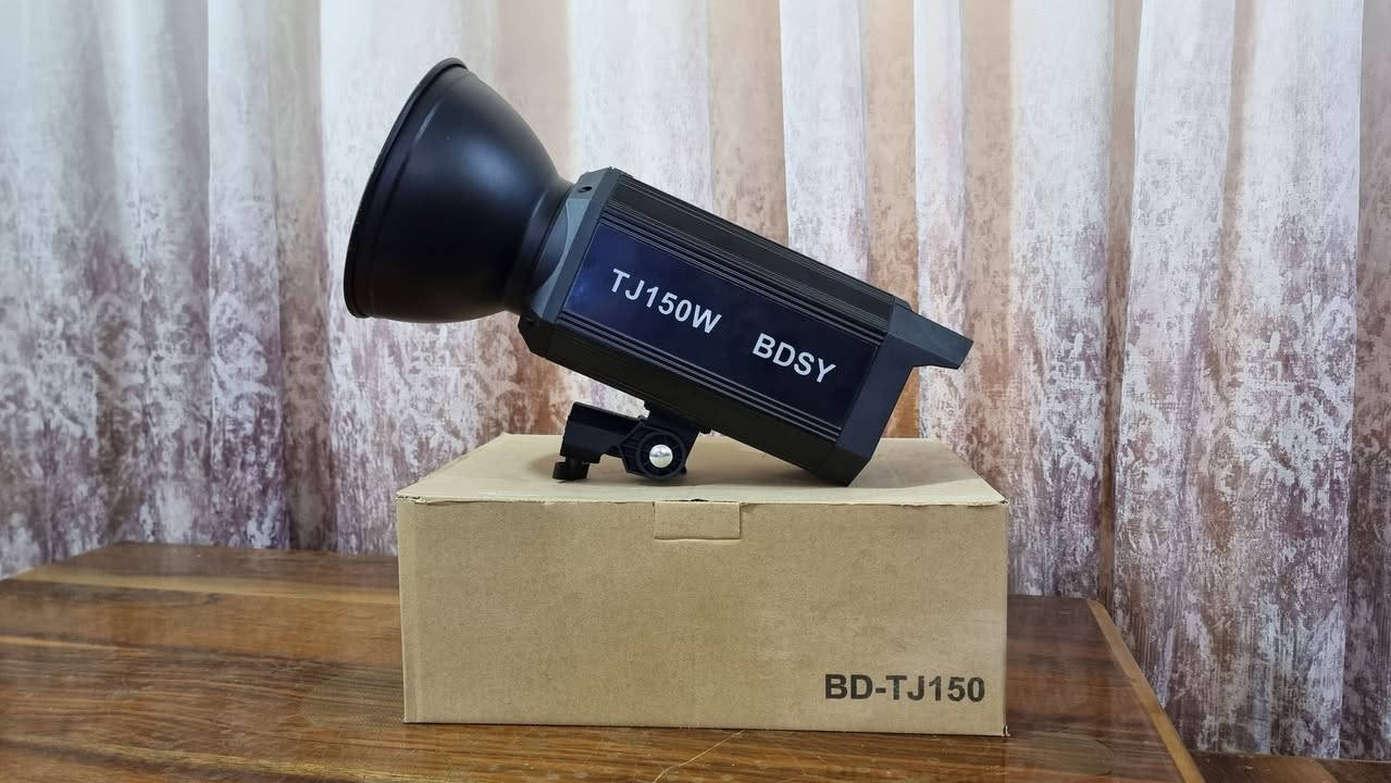 السعر الواحد 125  الف 
اضاءة فديو  مستمرة 150 واط من شركة YSKE
باي كلر شمسي ابيض ثلجي  تحكم كلفن تحكم بقوة الاضاءة 
شاشة كبيرة فانات تبريد عدد ٢ صامت  تحكم تطبيق موبايل جديد متوفر توصيل


**إذا كنت صاحب هذا الإعلان وتريد حذفه لأي سبب، رجاءا أرسل رسالة إلى الدعم الفني**