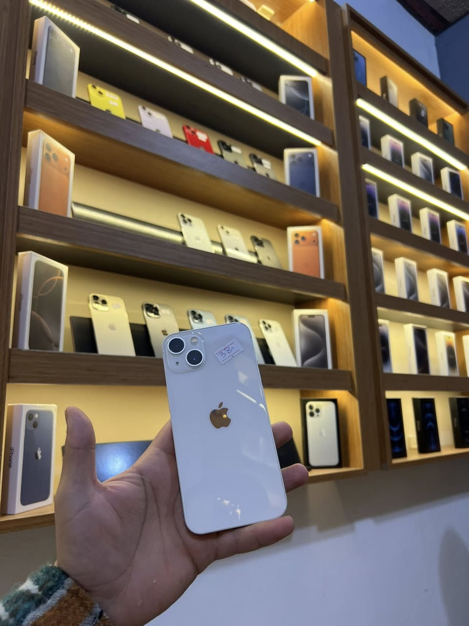 ايفون 13 عادي
بطارية 88 ذاكرة 128 
نظافة 99‎%‎ 
سعر 380 الف 
شاشة اصلي من ابل 
*********** 
كربلاء الرجيبة _ مقابل اسواق الدعمي 3
