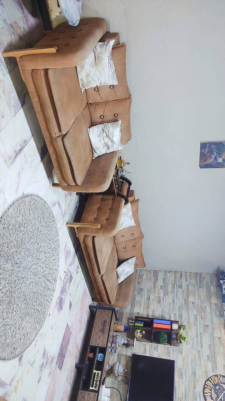 السلام عليكم 
تخم تركي مودرن عشر مقاعد 
يتحول سرير 
السعر / 425
الرقم /***********
المكان/ بغداد الزعفرانيه
