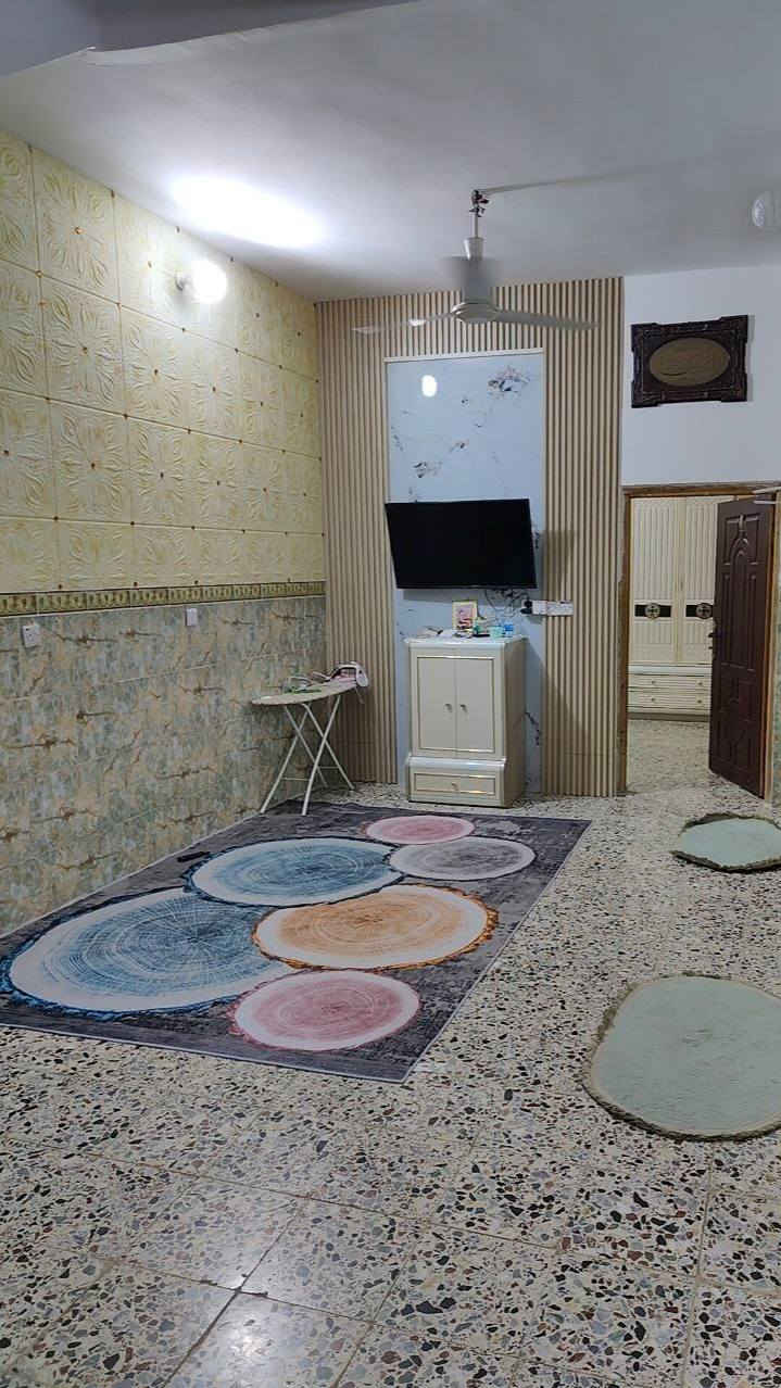 مشتمل للبيع 
الحكيم.. شارع ابو كيان الربيعي على شارع رئيسي وليس فرعي..  مساحته 125م
بناء درجة اولى مال جناي.. يحتوي غرفة وهول ومطبخ حار وبارد واستقبال وصحيات والطابق الثاني صالة كبيرة 7 امتار 
البناء طابوق
السقف صب
السطح اشتايگر 
الكهرباء بوري
مابي اي نقص وبناء حديث..  الواجهة حجر مرتب من جميع النواحي
وياه كاونتر حديث كم شهر من شديته تسگام درجة اولى للسگف
هاتف ***********
