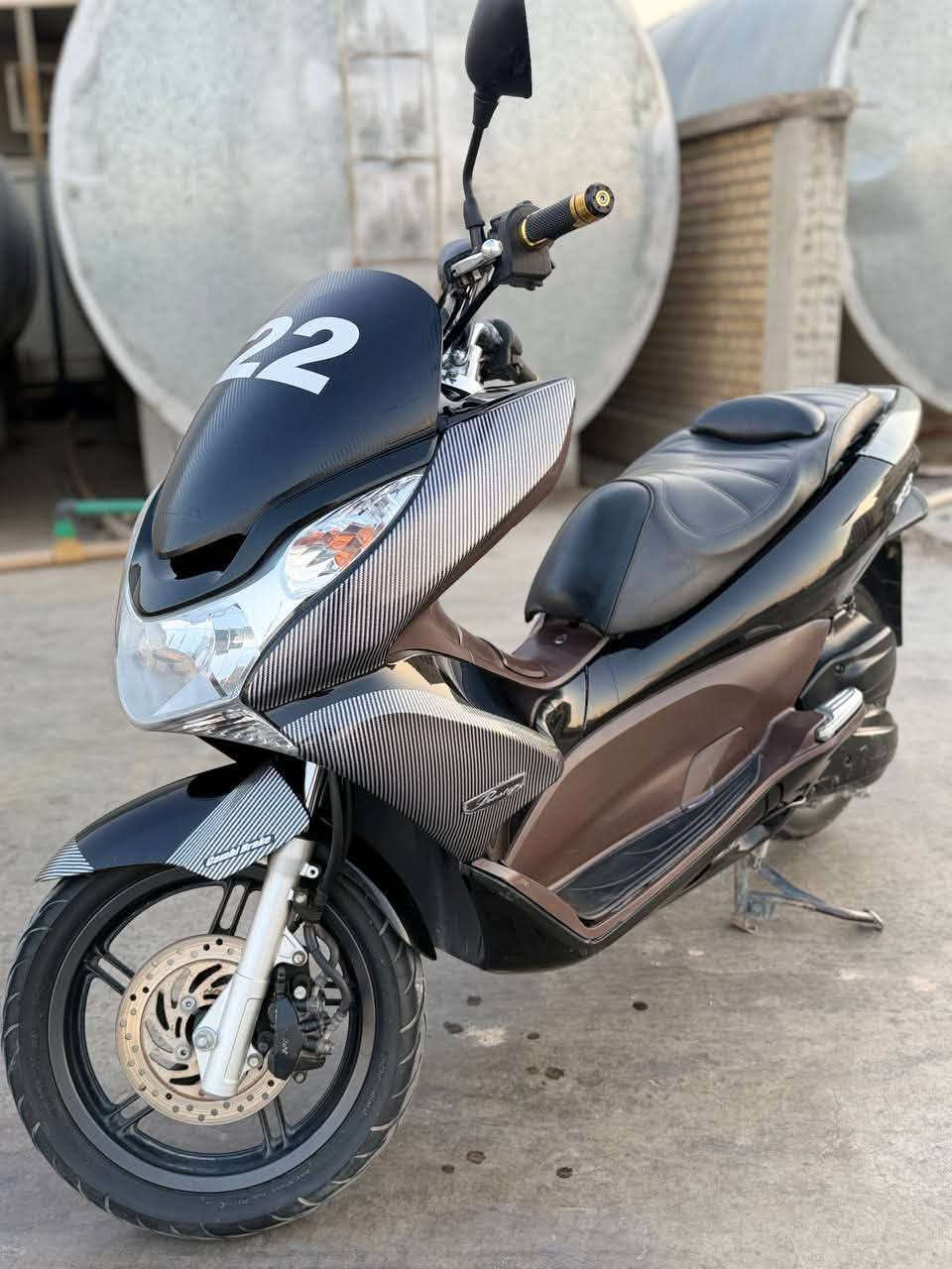 بي سي اكس (PCX) جيل أول ياباني بلاد للبيع 

اللون: أسود (Black).

🚫كفالة عامة من كلشي.

🚫شلعة ومعدل ومكينة ناعمة بشرط.

🚫دراجة ياباني أصلي ومكفولة.

🚫الكفرات بنظافة 90% وعليها بوليش ونانو وتغليف

🚫محرك بشرط النظافة والفحص.

🚫بانزين شرط محسن فقط.دهن أمزويل (Amsoil) الأصلي.

🚫استاند صفح كهربائي شغال.

🚫زوج تايرات جدد توني شادهن.

🚫ما بيها أي نقص، ولا دينار ذب عليها.

🚫صدر ونفخة مكفولة، لا رفة ولا خلل بالستيرن

🚫تبريد ماء وراديتر.

🚫غراضها كلها بلاد وما ملعوب بيها.مال جناي، 

🚫مال بيت ومو مال تعب 

شراي تعال وافحص وين ما يعجبك وعند أي فيتر.

للتواصل:الرقم: *********** (اتصال أو واتساب)
العنوان: الكوت
