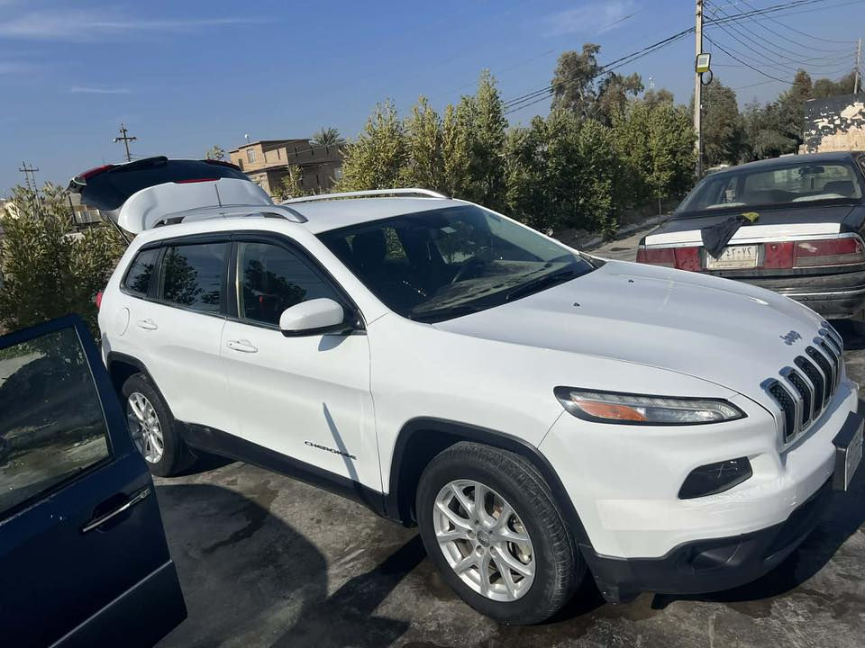 جيب بزون 2016 v6 نص فول

مواصفاتها 
شاشه
بصمه تشغيل وابواب 
تدفئه كشنات وستيرن
كشن كهرباء 
هاند بريك بصمه 
وضعيات قياده
هيتر مري جانبية 
مري كهرباء
وبعد بيها مواصفات

السياره كلين تايتل فقط بيها رصعه بل الباب الخلف السايق فقط

مكان السياره ديالى المقداديه

السعر  135قابل للتفاوض 
 للتواصل ‭0770 430 1927‬
