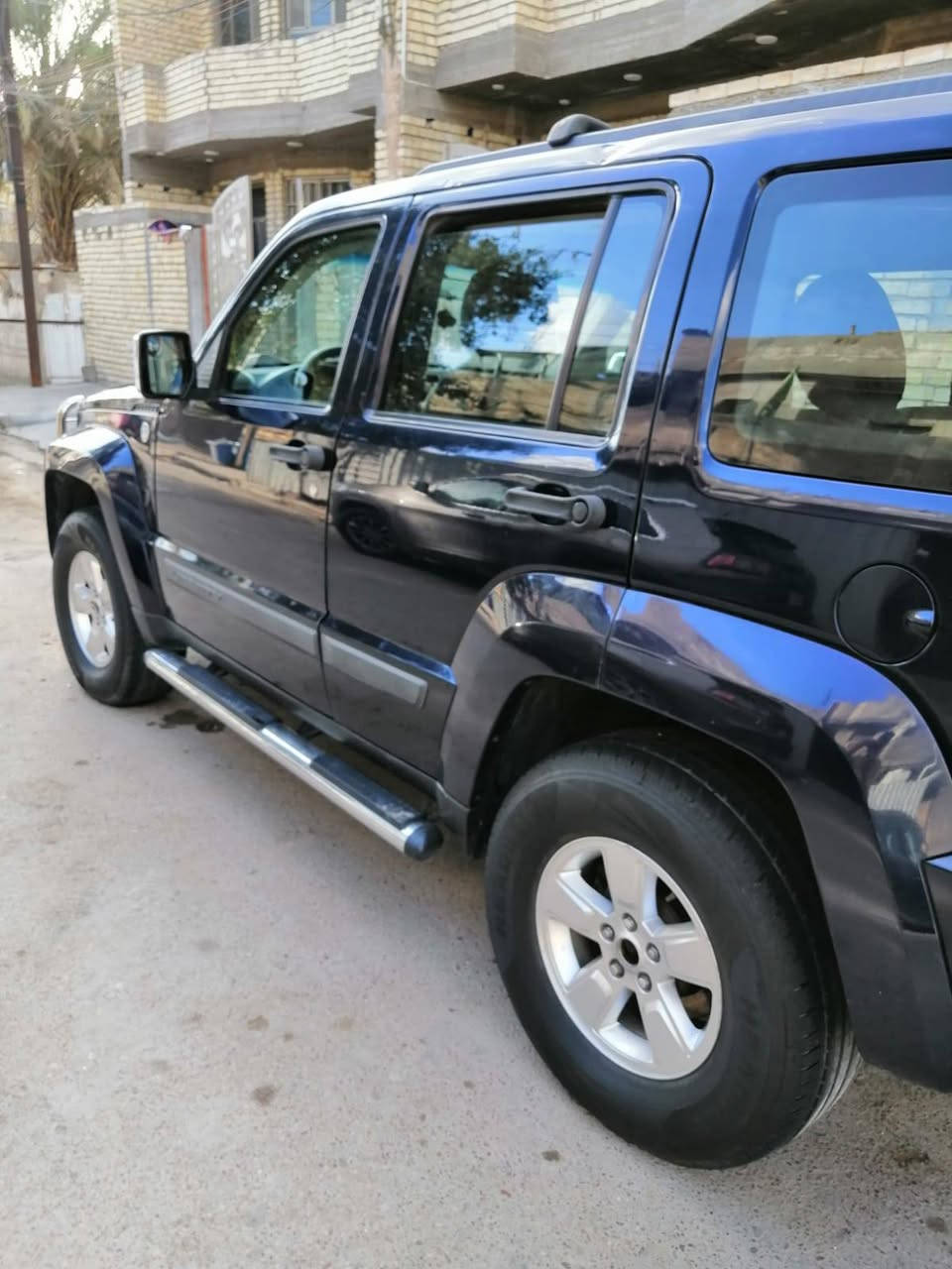 السلام عليكم  للبيع او المراوس 
جيب ليبرتي موديل 2012 امريكي محرك 3700 
السيارة خير من الله ما ناقصه شي تبريد خير من الله كير ومكينة خير من الله ضررها باب السائق وجاملع مرشوش كلير يعني مو حادث فقط رصعات وخدوش ومصبوغات وبيها شبر فوك القبق مال بانزين معدل بارد السيارة باسمي تحويل ثاني يوم سنوية  لحد 2029 يلة تنفذ
للاستفسار هذا الرقم *********** مكاني بغداد الزعفرانية
