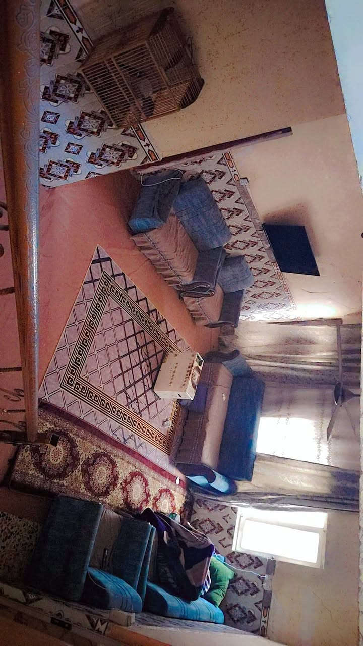 بيت للبيع حي الحكيم مقابل المخازن يتكون من ثلاث غرف نوم المساحه 250 م لاستفسار ***********
