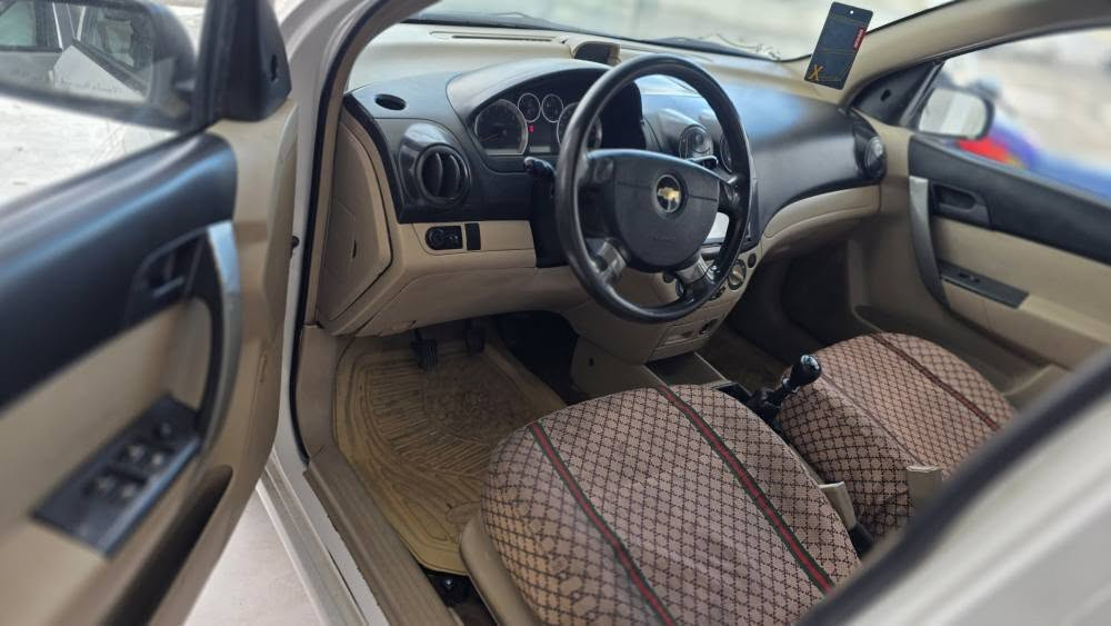 افيو 2009
مەکینە گەورە ی ناوزەرد
سپی بەفری 
تەقەو ڕەقەی بەشەرت 
چوار تایەی لۆکی لەژێرە 
گێڕ مەکینە تبرید بەشەرت
چوار پارچەو نیوی هەیە 
پێشی کەپسە 
جەمپێکی خەفیفی پشتی هەیە 
سەیارەکە زۆر جوانە 
سعری 48 کەمێک مەجال
***********
*********** أربيل, العراق
