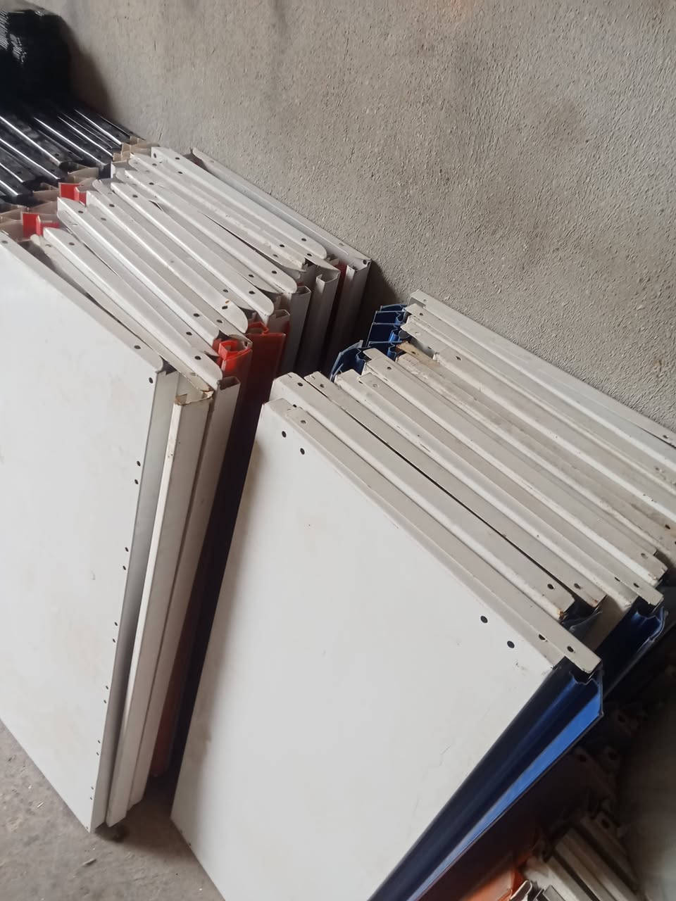 رف مستعمل 9 متر اسود مع 8 متر ابيض  ورف وسطي 4 متر مكاني كركوك للاتصال ***********
