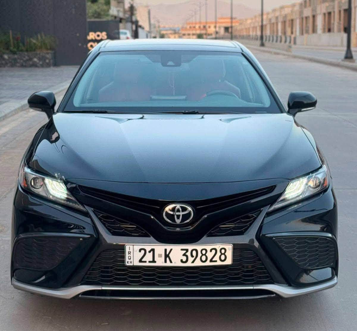 كامري موديل 2021
 امريكي 
فئه ال xse.ماشيه130 الف 
فول مواصفات 1/1
 1 بنوراما 
2 بصمه تشغيل بصمه ابواب تشغيل عن بعد
3دخول ذكي ترحيب 
4 هاند بريك بصمه
1. ثلث انضمه قياده ECO-NORMAL-SPORT 
2. ⁠HOLD
3. ⁠شاشه ترحيب كامري 
4. ⁠شاحن لاسلكي
5. ⁠انارات ترحيب ابواب 
6. ⁠لدات دشبول وابواب
7. ⁠قطعتين تبريد 
8. ⁠داخل احمر 🔥
9. ⁠ثلاجه
10. كشن تدفئه  تحكم جهتين 
11. ⁠لايت زنون عالي ناصي 
12. ⁠ليد خلفي بك لايت 
13. ⁠السياره بيها هواي مواصفات حلوه
14. ⁠ الضرر بيها قطعتين صبغ باب 
15. ⁠سائق وباب الراكب الجهه ثانيه وبيها بارد بسيط ملاحظات بسيطه بجم كبس   
16. ⁠سياره  رقم سليمانيه باسمي  تحويل او وكاله ⁠
17. ⁠ هزه جديده سنويه جديده رقم جديد 
18. ⁠السعر 186 وبيها مجال 
19. ⁠رقم هـ*********** 
20.مكان السياره الانبار الرمادي
