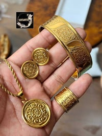 طقم نسائي • سنسلة • توصيل مجاني