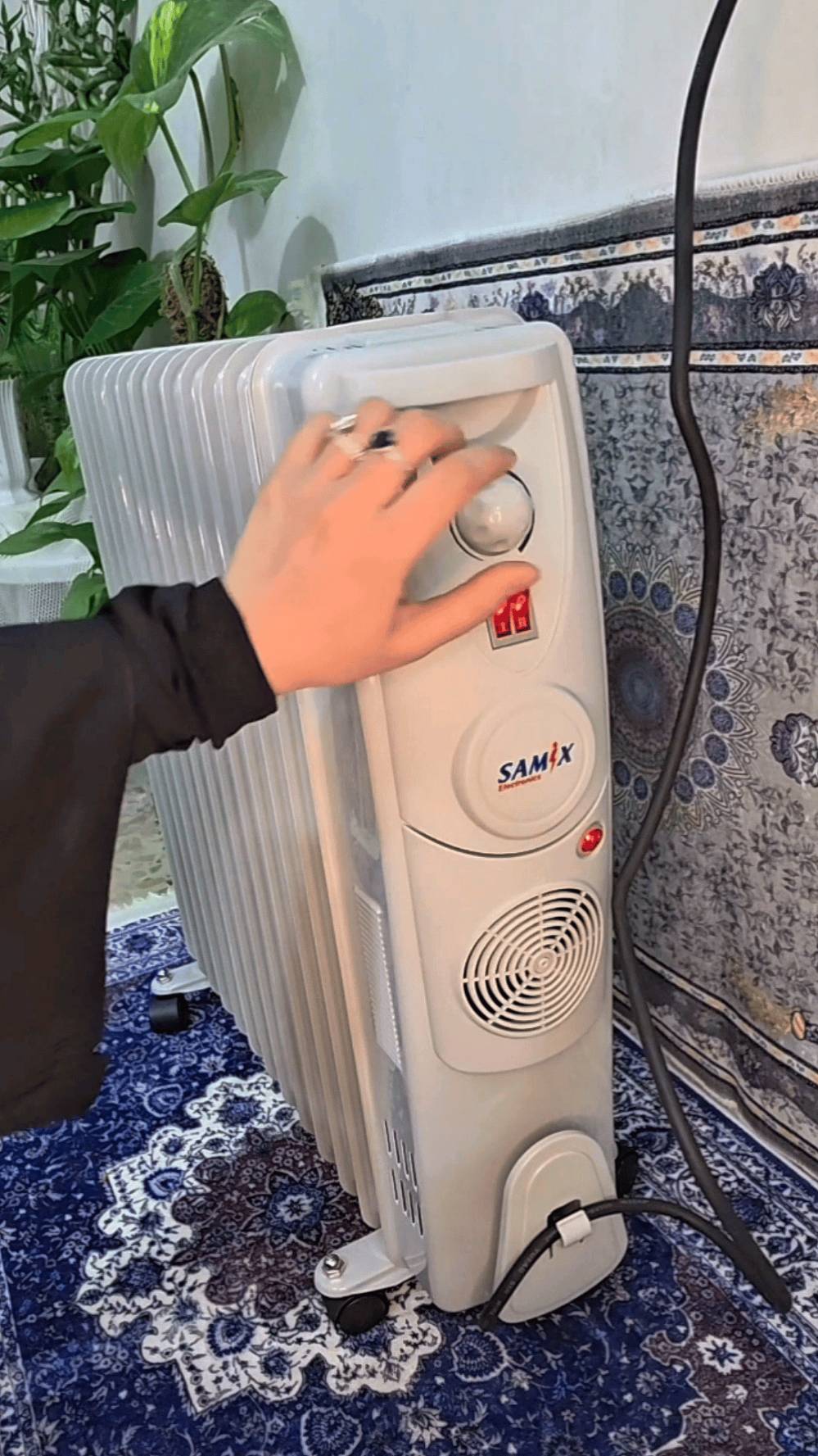 ✨ مدفأة زيتية 13 خانة من SAMIX… الحل الأمثل لأيام البرد الشديد

🔥 توزيع حرارة ناعم ومتساوي بدون أي إزعاج

⚡ 3 مستويات للتدفئة + مروحة لرفع حرارة المكان بسرعة

🛡 حماية كاملة من ارتفاع الحرارة مع منظم حرارة ذكي

🚚 سهلة النقل بفضل العجلات… وثابتة أثناء التشغيل

🎁 تجي معها منشر هدية لتجفيف الملابس الخفيفة

💯 أداء قوي بقدرة 2500 واط… دفء مضمون طول الشتاء