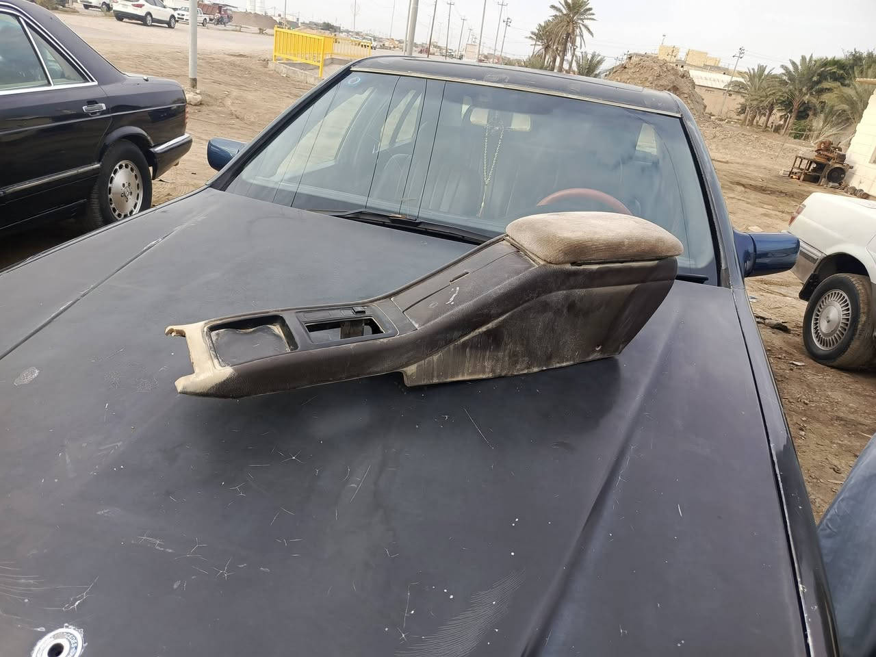 سلام عليكم غراض هارتوب طويله للبيع تچوات الوصط سعر على 50...الواح...بك لايت هارتوب فنصه جهة اليمين سعره 100....***********
