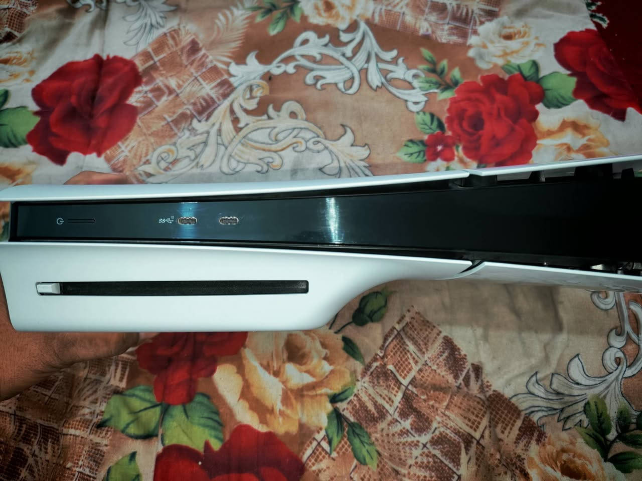 🎮 للبيع: PS5 Slim + حساب سعودي  (40 لعبة) 🎮
يا الله، للبيع جهاز بلي 5 سلم  بنظافة 100%، الجهاز استخدامه قليل جداً وكامل مع كافة ملحقاته الأصلية والكارتون.
​🌟 المواصفات والإضافات:
​الجهاز: PS5 Slim Disc Edition. 
​الحساب: حساب سعودي (لغة عربية) يحتوي على أكثر من 40 لعبة من أقوى العناوين، يعني تشتري وتلعب فوراً وما تحتاج تصرف ولا دينار على الألعاب ولا تخاف يروح الحساب تحصل وياه الايميل والرمز وتغير معلوماته وتأمنه مثل ما تريد .
​💿 أبرز الألعاب الموجودة بالحساب:
​God of War Ragnarök (كاملة ومترجمة).
​Spider-Man: Miles Morales. مدبلجه ومترجمه عربي
​Call of Duty: Black Ops Cold War. مترجمه عربي
​FIFA 25 .
​سلسلة فيفا كاملة للذكريات (16، 17، 18، 21).
​Uncharted: The Lost Legacy.
​Hitman 2.
​The Evil Within.
​Call of Duty: Advanced Warfare.
​PES 2015 (نسخة نادرة ومطلوبة).
+ أكثر من 30 لعبة ثانية منوعة!
​💰 السعر:
البلي سعره ٦٥٠ الف قفل
الحساب ١٠٠ الف قفل
​📍 الموقع: [بابل / حله / حي العسكري]
📞 للتواصل: [ *********** متوفر واتساب ايضا ]
