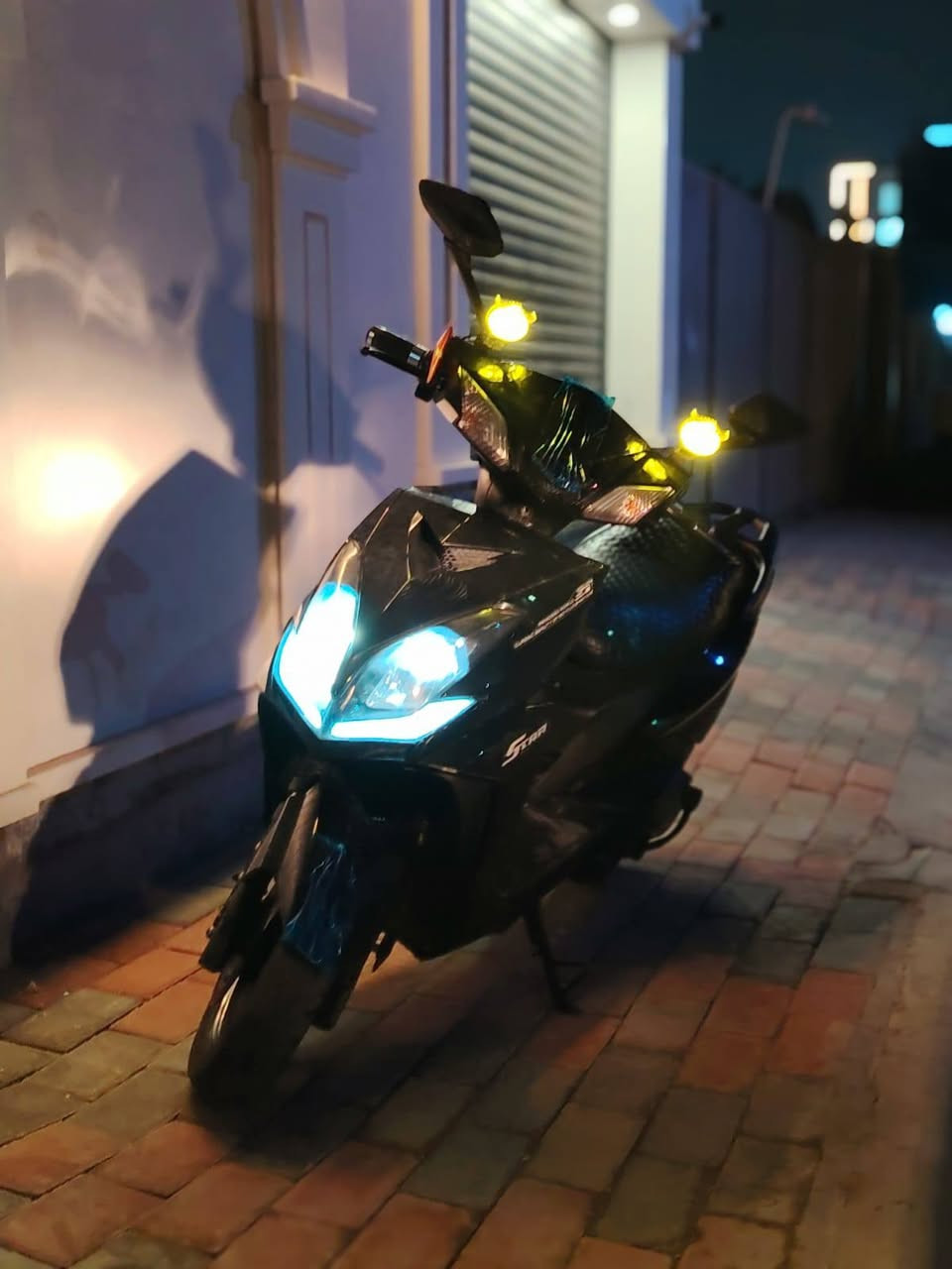 سلام عليكم 
دراجه شحن فول مواصفات 
مثبت سرعة 
لدات رماش بيها 
نضام R
اربع سرع
بطاريات عل فحص 
سرعه 99 حقيقي 60.
اشاير هورن كله شغال 
سعر 500 بي مجال الطيبين 
التواصل على ***********
