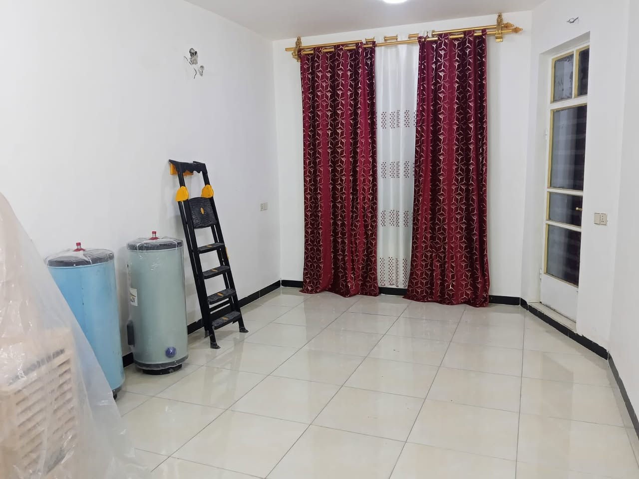 150متر للبيع
بناء 🏗️درجه اولى 
سنة البناء🏗️ 2025
الطابق الاول صاله  ومطبخ وغرفه  وحمام 🚾
الطابق الثاني 3 غرف نوم مع حمام 🚾
حي الجهاد ديوان المخابرات 
***********
