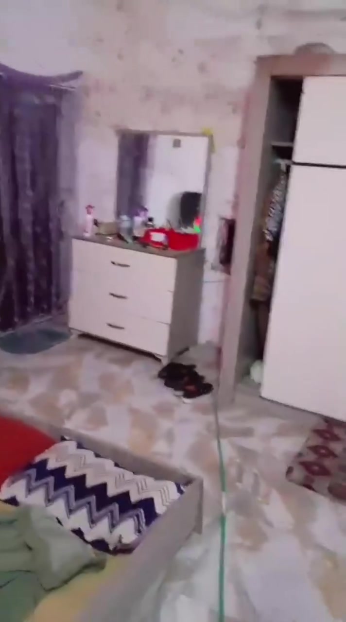 سلام عليكم ورحمة الله وبركاته بيت تجاوز للبيع لمساحه 100 متر بيع مستعجل يشمل لبيع غرفه نوم ملحقاتهه مكيف ثلاجه غساله غراض مطبخ مولد خط وطني نت ضوي الي موجود لغراض لبلمقطع كلهن يبقن بي للمشتري لسعر مناسب جداا تواصل *********** وات ساب موقع لبيت حي لامام الصادق بلخصيمه لبيت عل شارع
