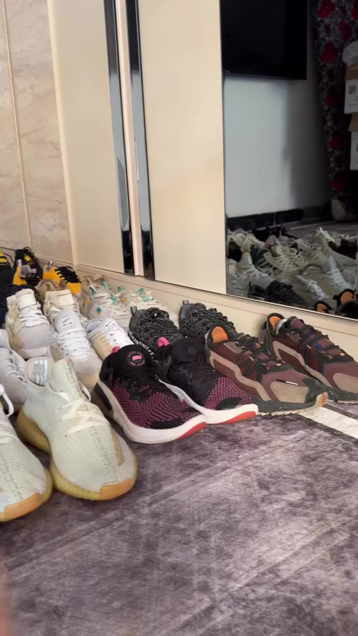 السلام عليكم شلعة احذية بالة اصلي ماركات بسعر كلش مناسب  ***********
