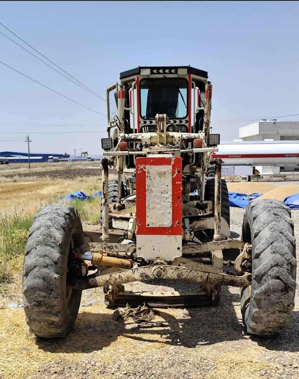 السلام عليكم ورحمة الله وبركاته
🚜 كريدر كوماتسو (الصحراوي) {1988} للبيع 
بدوون ڕقم بس کتاب مزایدە مووجوود بدوون مشکلە
✅ الكريدر نظيف جداً وحالته ممتازة. ✅ صبغ الوكالة، بدون أي صبغ أو ترميم. ✅ المكينة، الكير، الدبل، والبلمات كلها بحالة ممتازة وما بيها أي مشاكل. ✅ المكينة 6 سلندر (وليس 3 سلندر)، يرجى الانتباه. ✅ أربع تايرات جديدة. ✅ اللوك، القمارة، والتبريد كلها جاهزة وشغالة بدون أي مشكلة.
💰 للاستفسار عن السعر، اكتب (السعر) بالتعليقات، وسيصلك الرد تلقائياً برسالة.
📞 للتواصل: {***********} واتساب ڤایبر موجود
الله يبارك للبايع والشاري.
📢 سڵاوی خودا لە هەمووتان
بەبێ ژمارەیە تەنها پەڕاوی حکومەتی هەیە بێ کێشەیە 
موودێل 1988 
🚜 گریدەری کۆماتسۆ (ناسراو بە صحراوی) بۆ فرۆشتن
✅ گریدەرەکە زۆر پاک و خاوێنە. ✅ هیچ بۆیاغ و سبوغی نییە. ✅ گێر، مەکینە، تەکەر و بەلەمەکان هەموویان زۆر پاک و خاوێنن. ✅ مەکینەکە 6 کەوەرە، 3 کەوەر نییە (تکایە ئاگادار بن). ✅ چوار تایەکە نوێن. ✅ لۆک، قەمارە و تەبرید هەموویان جاهز و بێ هیچ کێشەیەکن.
💰 داوای نرخ لە کۆمێنت بکەن، وەڵام بە شێوەی ئۆتۆماتیکی بۆتان دەنێردرێت.
📞 ژمارەی پەیوەندی:{***********} واتساب و ڤایبەر
