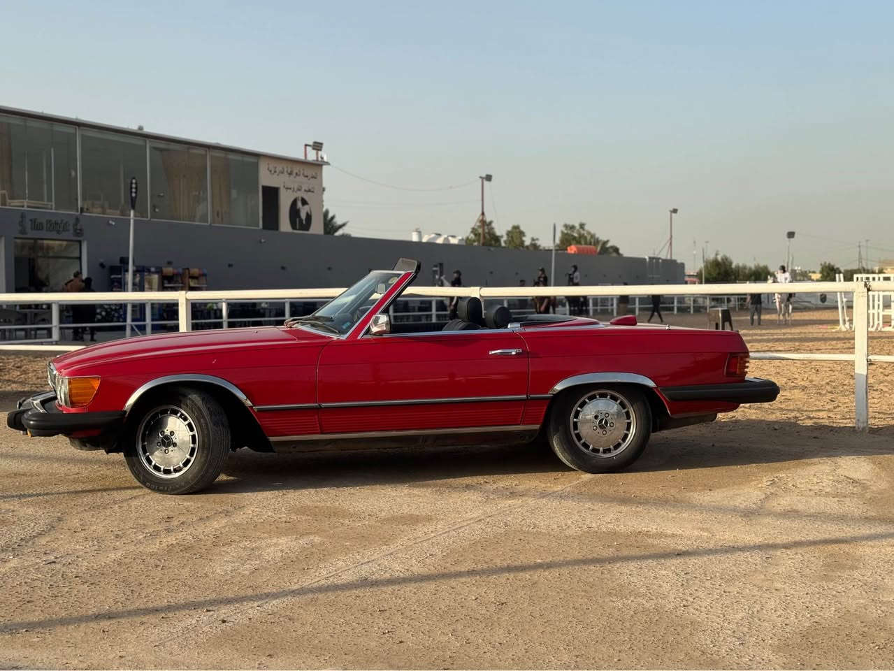 السلام عليكم للبيع 
مارسيدس SL380.  8V
 رقم اربيل 
سيارة على وضعها
مسوي ادامة منضومة البانزين من التانكي للعنكبوت 
بيهة سقف حديد +جادر 
باتري تخم تايرات جدد 
حدادية صدر على وضع الشركة 
مكان السارة اليرموك ٤شوارع 
التواصل 
***********
غير متواجد فيس بغداد, العراق
