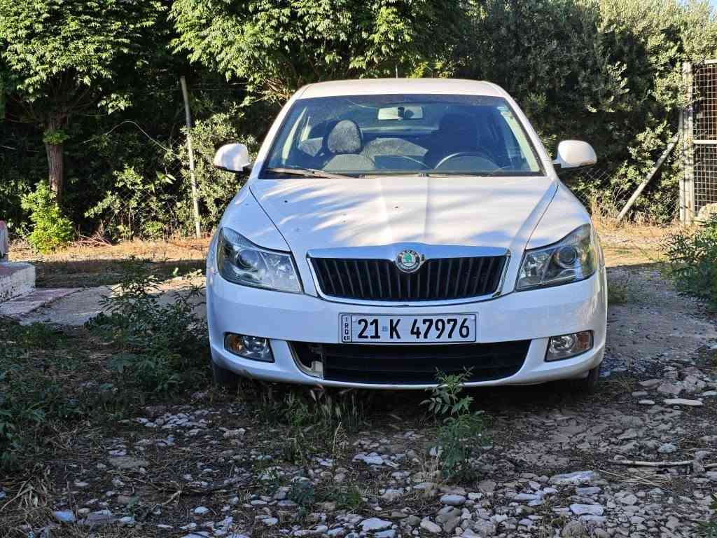 شکۆدا ٢٠١١
تەکسی کراوەتە خسوسی 
مەکینە ١٦ بیلاد 
گێر عادی 
بی دەعم و لیدراو 
تەقەو ڕەقەی نیە 
دەبڵ تراکشن 
بۆیاغ و پۆڵیشی شوشەی کراوە 
چوار تایەی تازە لە ژێرە 
تەبرید سارد و گەرم 
شاشە ئایپاد 
لایت و بلاجکتۆر زینۆن 
دوو جام کارەبای  
نوقستانی نیە  
ڕەقەم و سەنەوی تازەیە  بەیانی بیکە ناو خۆت 
ناو و دەری لۆکە 
سلیمانی هەواری شار 
*********** شربازهير, السليمانية
