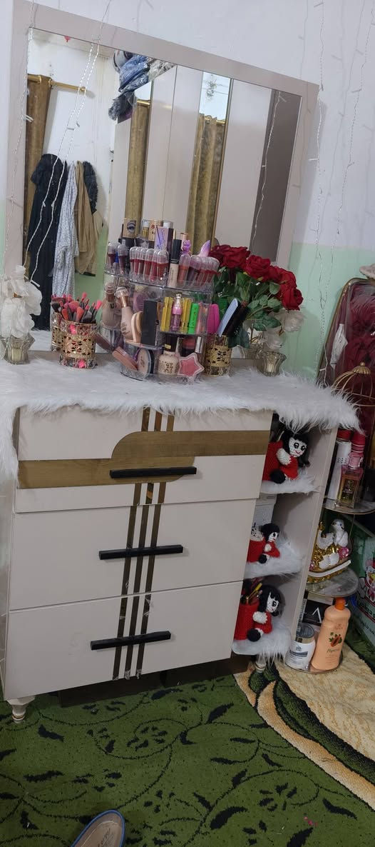 غرفة نوم تركي جديده قبل شهر اشتريته السعر ك٥٠٠ وبيه مجال للاستفسار الاتصال ع الرقم***********
