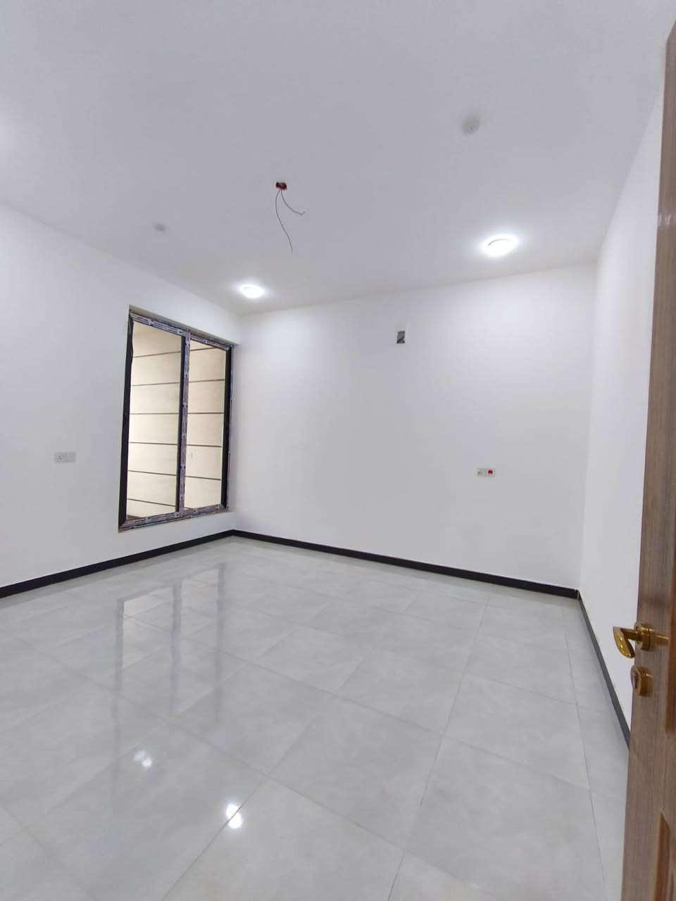 اسعد الله اوقاتكم بكل خير 🔷 
احبتي متوفر دار سكان البيع المساحه 200متر 
البيت 
طابقين البيت جديد وفارق وجاهز السكان طبعن البيت شقله كله 
1/1عنون البيت البصره ابو الخصيب ابو الجوزي 
البيت يحتوي علا 5قرف منام 
وصالتين 
ومطبخ 
وحيات داخلي وخارجي 🛑 
وكراج سياره 
ما شاء الله البيت تحفه 
نوع العقار طابو زراعي عراقي وكاله ونسخه من الطابو ◼️
سعر البيت ب225اوبي مجال 💸 
باقي الستفسار علا الرقم 
***********
***********
