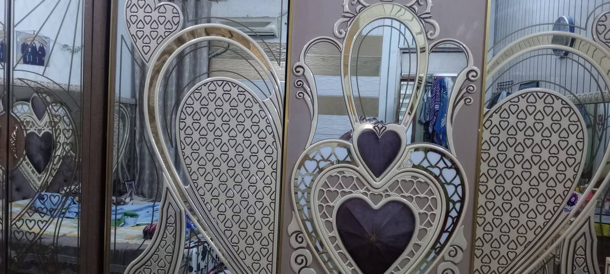 غرفة نوم ايطاليه درجه اولى النوع الثقيل للبيع ٨ قطع بحاله جيده سعره ٧٠٠ ألف وبيه مجال الاتصال على الرقم ***********
