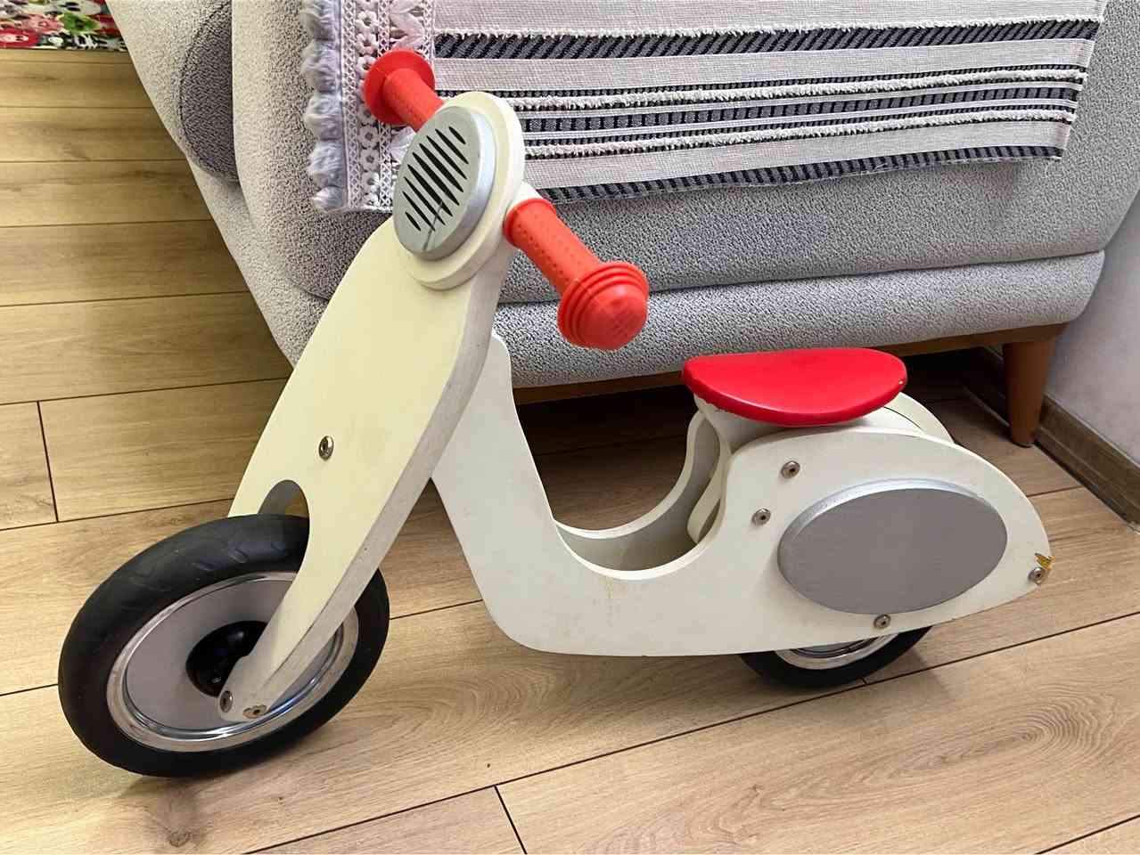 Beautiful, retro-style wooden balance bike (scooter design) in very good condition. Perfect for helping toddlers build balance and coordination before riding real bikes!
 Age: 2 to 5 years old
 Condition: Clean & sturdy (minor cosmetic scratches)
 Price: 30,000 IQD
📩 DM me if interested أربيل, العراق


**إذا كنت صاحب هذا الإعلان وتريد حذفه لأي سبب، رجاءا أرسل رسالة إلى الدعم الفني**