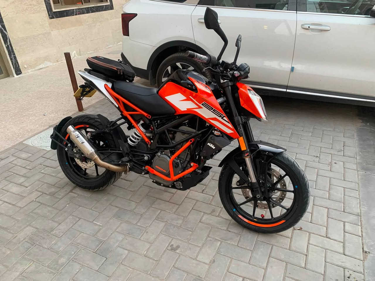 السلام عليكم شباب للبيع KTM وارد يابان حديث محرك 250 نظام Abs لايت زنون بدون رقم فقط منفيس مكفوله من كلشي حته من الشخطه حته الدهن مال شركه ممبدل بعده احمر لان ماشيه 4000 يعني زيرو صالنصه صوت رعب وبيه الكاتم مالته بلجنطه حته الجنطه بلاديه مالته السعر 18 ورقه وبيه مجال الكراده *********** فقط اتصال
