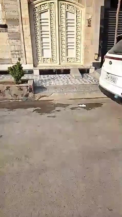 السلام عليكم بيت للبيع زراعي مساحه 100متر يحتوي علا 6غرف نوم ومطبخ واستقبال وخدمات شارع 15متر قرب بانزين خانه الجبهة مقابل باب الخروج للاستفسار ***********
