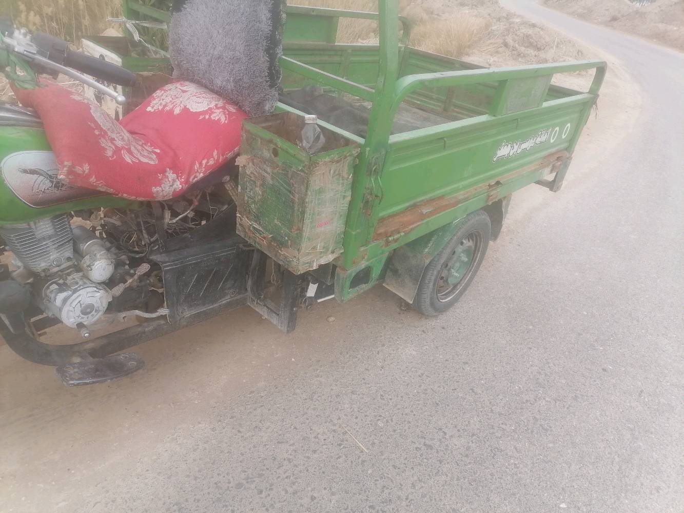 ستوتة للبيع بحالة جيدة، لونها أخضر ومزينة برسومات جميلة. المحرك قوي ونوعية 'Super Sunshining'، توفر أداء ممتاز للاستخدام اليومي في التنقل أو نقل البضائع. التصميم يسمح بتحمل الأوزان الثقيلة وفيها مساحة كافية لتحميل بضائعك المختلفة. مناسبة جداً للاستخدام الشخصي أو التجاري وتأتي مع مقعد مريح وسهل القيادة في الطرقات المختلفة.