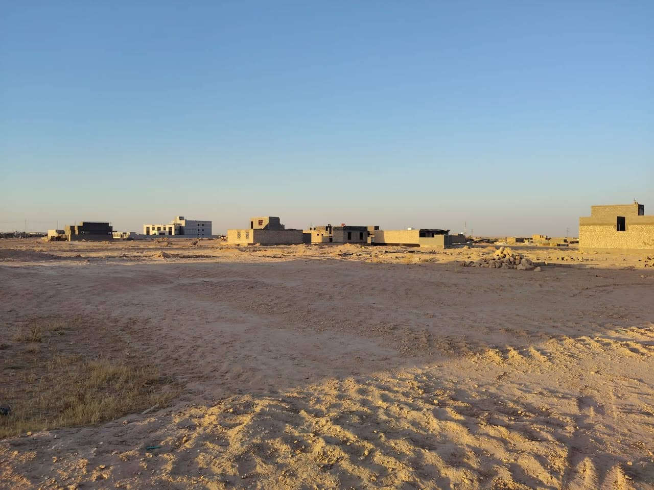 (( بيع مستعجل)) 
قطعة أرض للبيع طابو صرف في حديثة خلف دار الأستاذ شهاب احمد ساير
مساحة:250م
 مخدومه ماء كهرباء 
السعر خاص 
عنوان المكتب: الانبار حديثة حي العسكري مقابل أسواق علي نصيف 
للاستفسار الاتصال على الرقم 
***********
