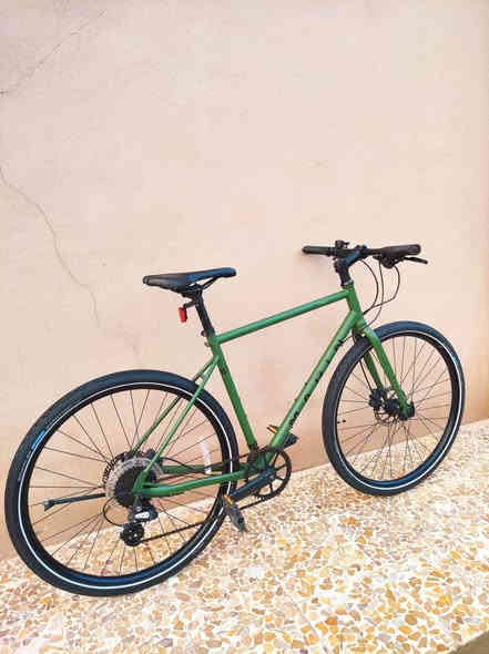 السلام عليكم 

لعشاق الترحال والمسافات الطويلة والرحلات الخارجية 

دراجه #ترحال ماركة #MARIN مارين العالميه ماركه غنيه عن 

التعريف صنع ياباني اصلي اورجنال Made in JAPAN🇯🇵

حجم 27.5 قياس ميديم ارتفاع الفريم 52CM لشة عالية وضخم

لون زيتوني لامع ميتاليك مميز ...مع وشومات الشركة لون اسود

سستم شيمانو كامل سيت آلتوس #SHIMANO_ALTUS 

بدالات السرعه 8X1 سحب دفع #شاشه حديث سلس جدا 

بريكات سستم #هايدروليك_دهن ماركة تيكترو TEKTRO

وياله زوم طبقتين مخصصه لتحمل الاوزان الثقيله والطسات 

تايرات كتان اصلية ماركة #شوالبي_SHWALBE_MARATHON 

كرافل هجين خط فسفوري ليلي مضيئ بلجولات الليلية 

كمبليونات وياله سلايت ...ستيرن رياضي ...سرج طبي اصلي 

🔴الدراجه قطعه مال حاويه غير مستخدم داخل العراق 
     الدراجه على وضع الشركه بلاد ما بيها برغي مبدل
     كامله وجاهزه ما بيها اي نقص 

المكان الموصل الجانب الايسر...السعر 3 ورقات (300$ دولار) 

يوجد توصيل بغداد 

*********** رقمي للتواصل

