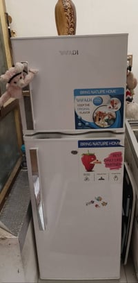 ثلاجة ومجمدة نضافة 100% للبيع سعرهم سوا ٣٥٠ سعر كل قطعه وحدها ٢٠٠ مكان...